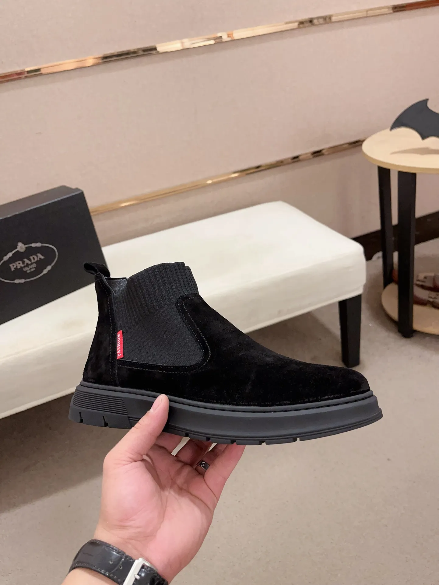 Factory price 480💰 (sheepskin lining * velvet lining optional! Can be made without label) High-quality new PRADA (Prada) counters are launched simultaneously, new men's shoes, 😘fabric is made of high-tech glue-spraying technology. Lining: sheepskin lining* velvet lining. 👍🏿 High-end ☄️ air-cushion molded anti-slip rubber outsole, exquisite lines, simple and elegant, comfortable and high-end for leisure travel. Code number: 38 to 44 (45 can be customized and cannot be returned or exchanged)